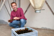 Wissenschaftler Emanuel Heitlinger mit den Mäusefallen für seine Forschungen auf Bauernhöfen (Foto: dpa, Patrick Pleul)