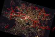 Bevorzugte Flugrouten großer Abendsegler am Berliner Nachthimmel (Bild: Leibniz-IZW/: ISS047-E-29989 courtesy of the Image Science & Analysis Laboratory, NASA Johnson Space Center)