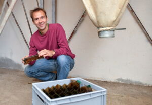 Wissenschaftler Emanuel Heitlinger mit den Mäusefallen für seine Forschungen auf Bauernhöfen (Foto: dpa, Patrick Pleul)